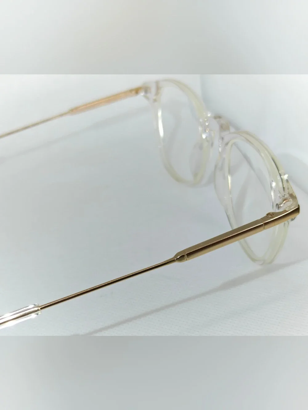 Giverny. Clear Round Gold Metal Minimalist Eyewear.